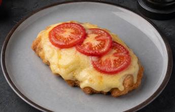 Куриные отбивные с помидорами и сыром в духовке